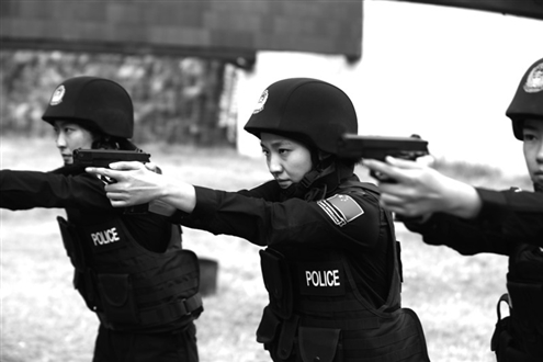 8月5日至11月8日,335名移民管理新警接受新警训练拿到结业证书。